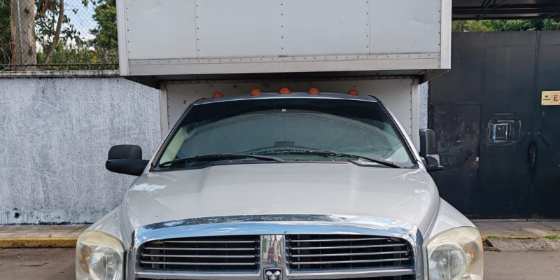 Camioneta RAM 400 Caja Seca